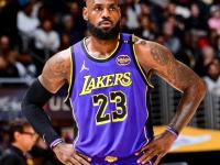 詹姆斯在独行侠比赛中高光表现，出色防守引发热议！的简单介绍